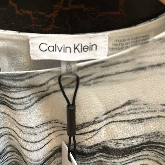 CALVIN KLEIN Women's Loose Fitted Poly Chiffon Sleeveless Twist Detail Blouse - Picture 11 of 13